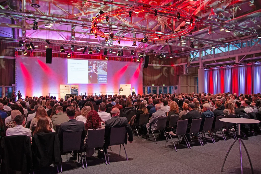 Die Absolventenfeier der DHBW-Karlsruhe fand am 15.11.2025 in der Gartenhalle des Kongresszentrums Karlsruhe statt.