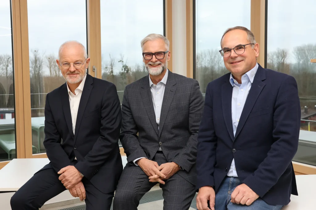 Die Geschäftsführer der Pneuhage Gruppe, Dr. Wolfgang Koppert (links) und Johannes Kuderer (Mitte) heißen zum Jahresauftakt 2026 Dr. Gerald Müller (Mitte) in der Gesamtgeschäftsführung für die Bereiche Personal, Organisation und Recht willkommen.