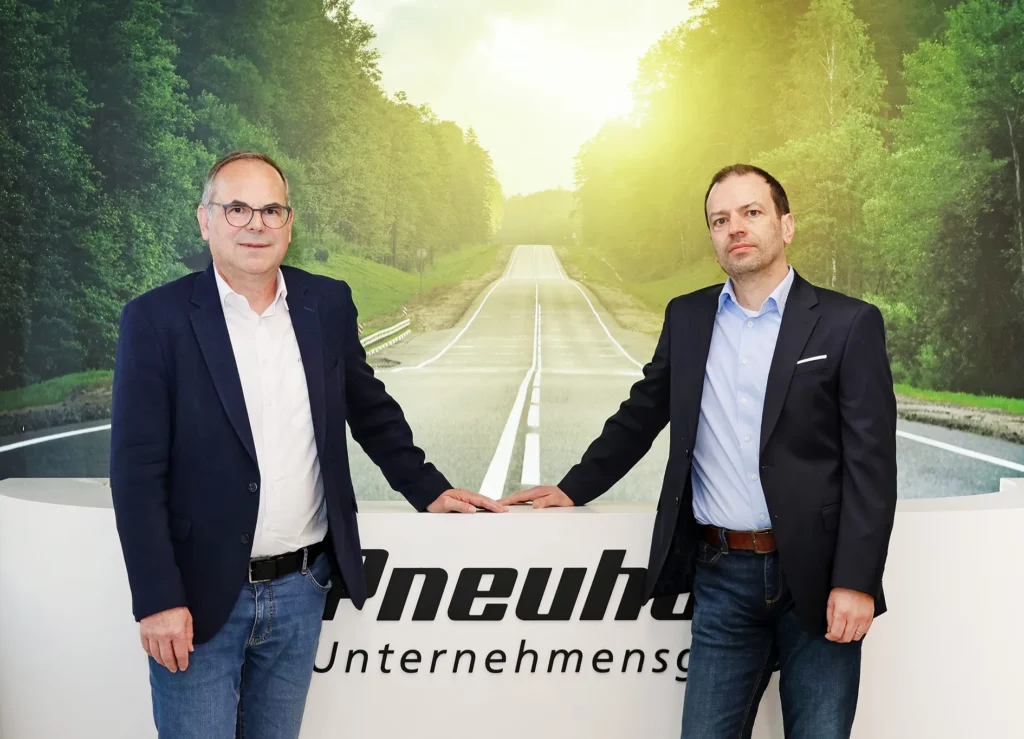 Johannes Kuderer (links) übergibt die Verantwortung für das Finanzwesen der Pneuhage Gruppe an Bernd Unser (rechts)