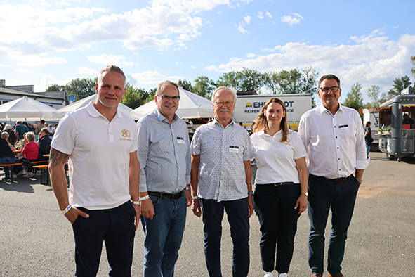 - Im Gruppenbild (stehend) v.l.n.r. Falk Ronshausen, Johannes Kuderer, Rolf Ehrhardt, Dominique Hildebrand, Erwin Schwab